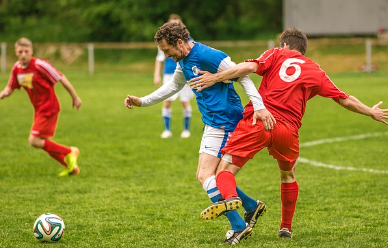 축구 경기를 하고있는 선수 두명
