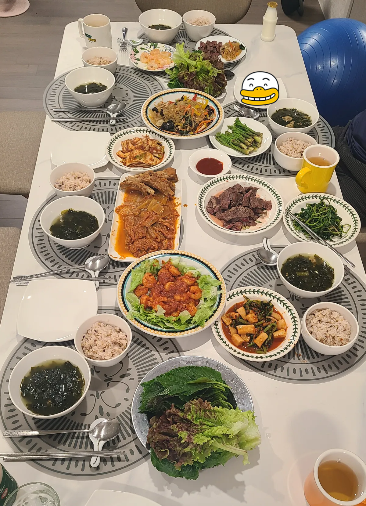화이트대리석테이블위에-6인식사세팅-칠리새우-묵은지김치찜-소고기볶음-샐러드-두릅-열무김치-잡채