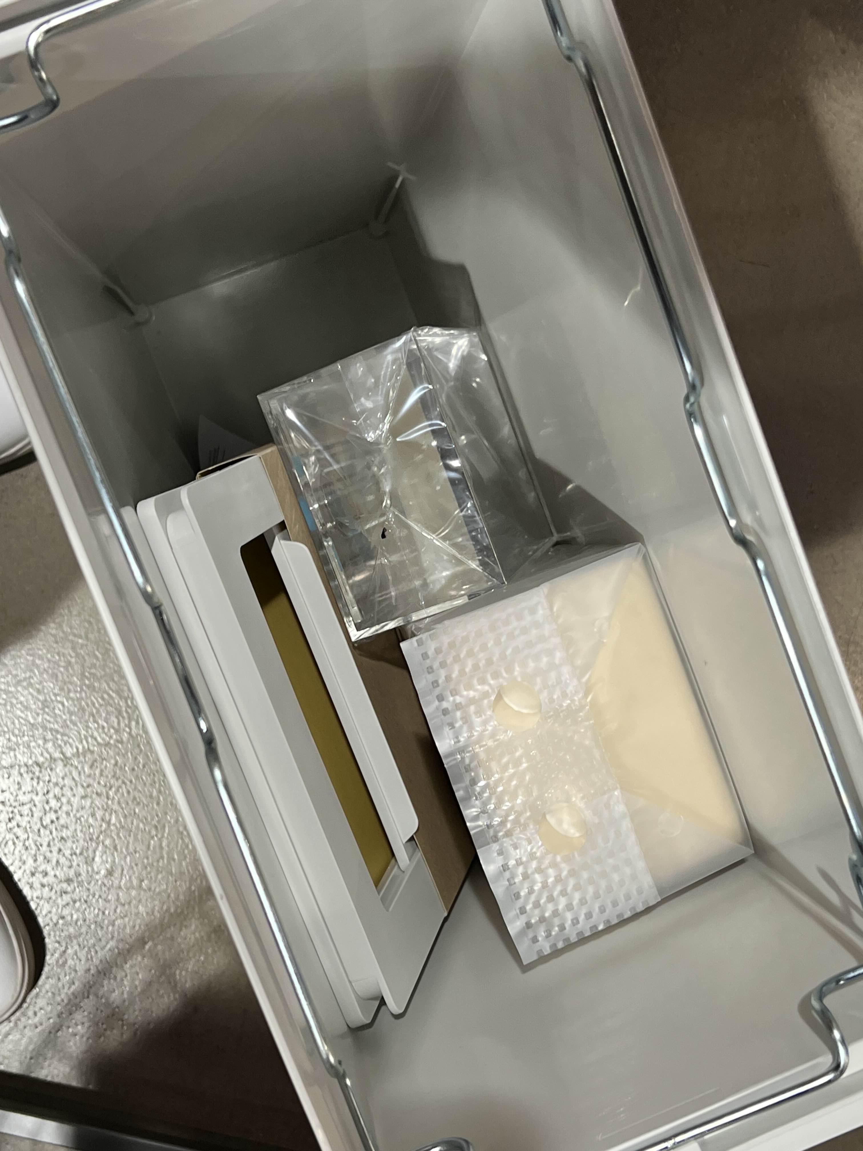 무인양품에서 구매한 더스트박스(쓰레기통)과 뚜껑, 그리고 아크릴 티슈 케이스와 그 안에 들어가는 티슈