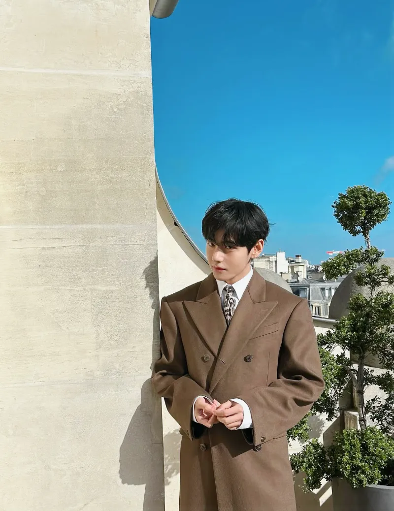 BTS 뷔, 뷔 공항패션, 뷔 패션위크 참석, 뷔 셀린느 패션쇼, 뷔 셀린느 앰버서더, 뷔 셀린느 2026, 셀린느 2026 컬렉션, 셀린느 패션 트렌드, 파리 패션위크, 인천공항 뷔 출국, 뷔 런웨이 룩, 뷔 셀린느 2026 컬렉션, 셀린느 글로벌 앰버서더, 생클루 국립공원 패션쇼, 뷔 패션 아이콘, BTS 뷔 셀린느, 뷔 셔츠 스타일, 셀린느 캐시미어 카디건, 뷔 히로노 인형, 뷔 셀린느 화보, 셀린느 남성룩, 뷔 셀린느 무드, 뷔션위크, Vashion Week, TaehyungXCeline