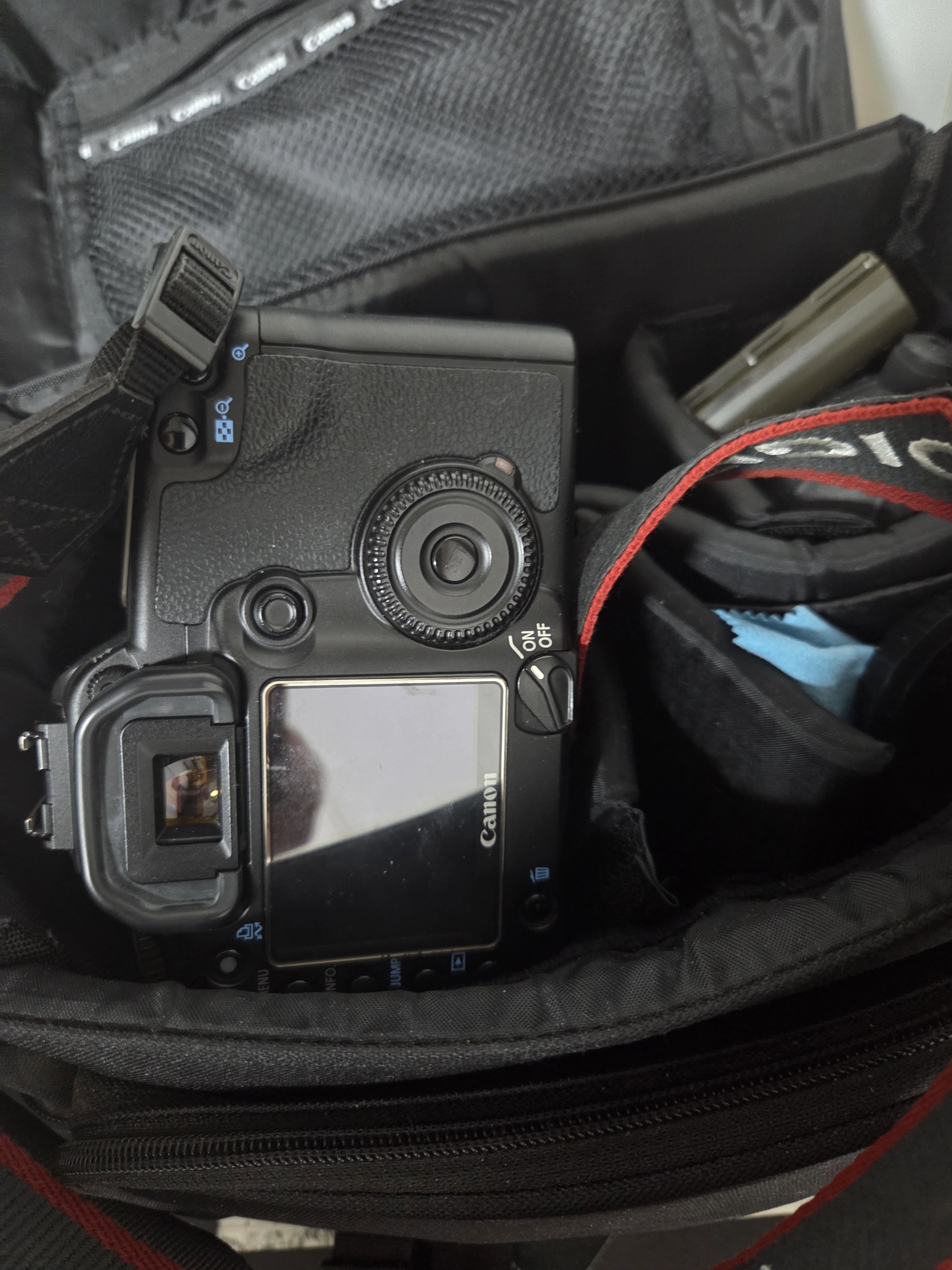 Canon EOS 30D를 곁에 두고도 ‘기억하지 않게 된 날’의 의미