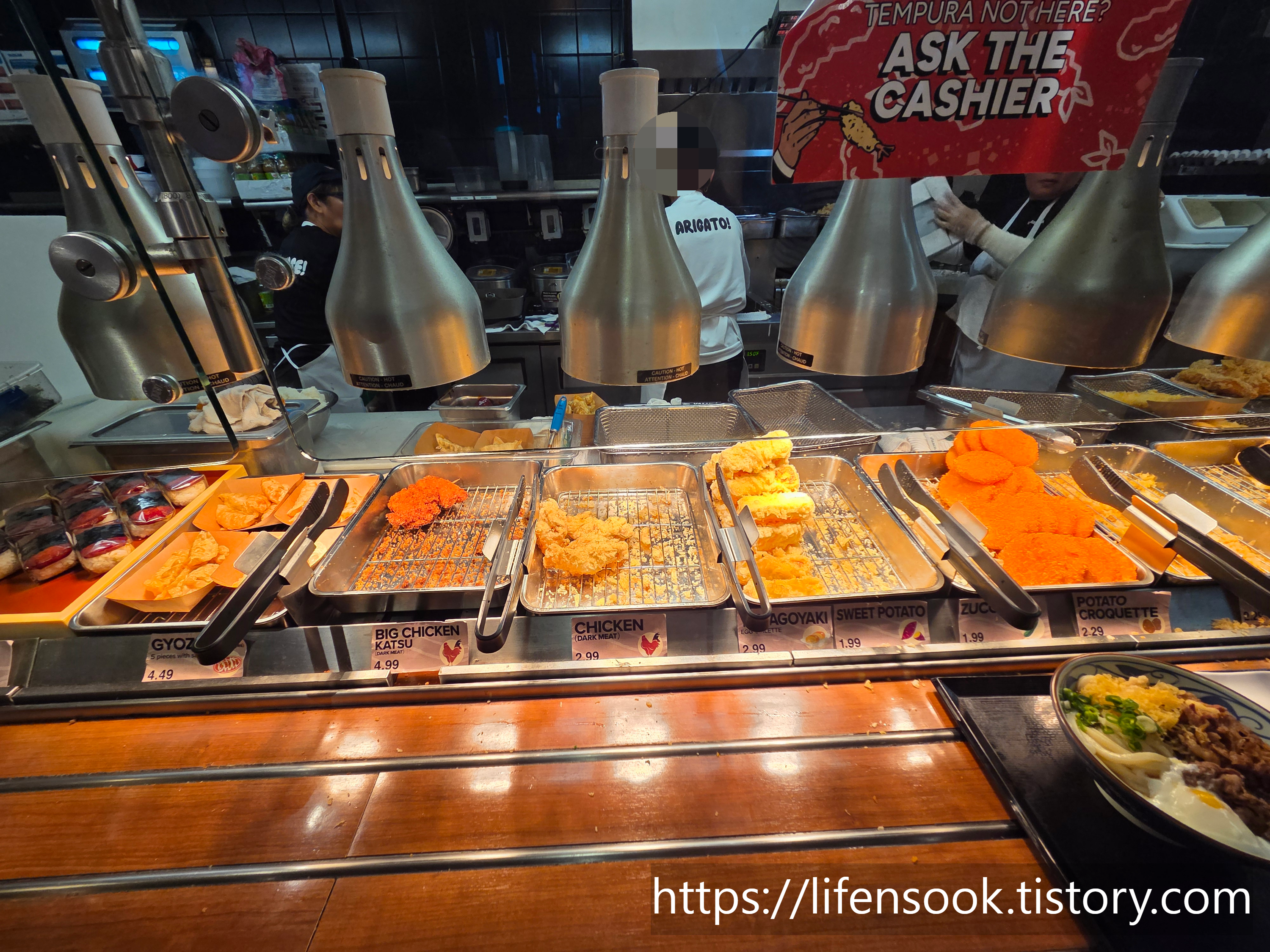 마루카메 우동 튀김 진열대