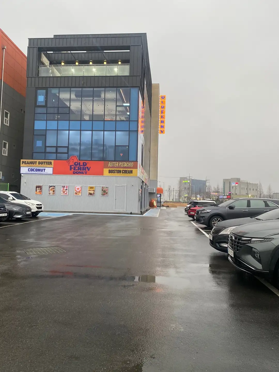 올드페리수원점-주차장-이미지