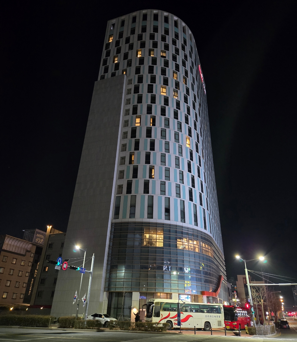 울산 스타즈호텔 외관 – 1층에서 바라본 야경