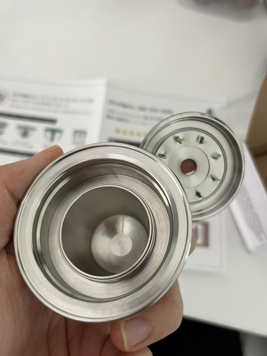 본체에서 뚜껑을 열어 커피캡슐 넣는곳을 보여주는사진