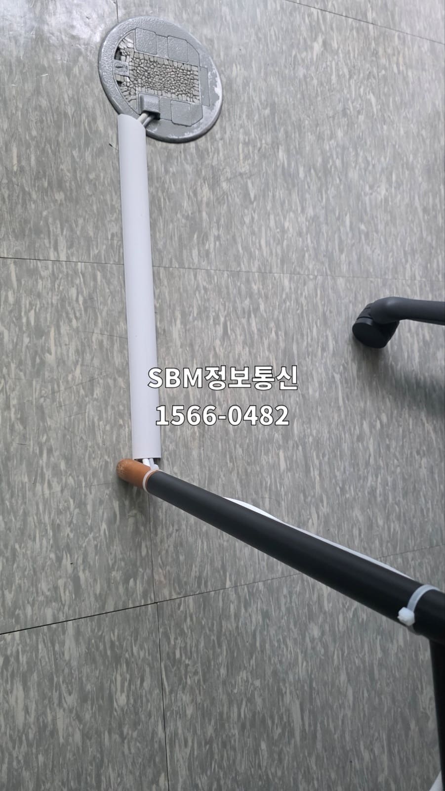 바닥 시스템 박스에서 시작된 랜선이 의자 기둥을 지나 하얀색 몰딩을 딸 배치된 모습