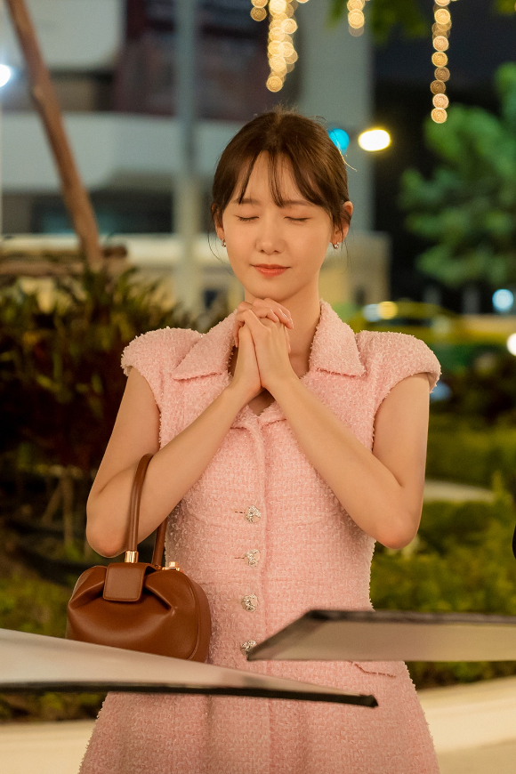 배우 임윤아가 &#39;킹더랜드&#39; 태국 비하인드 컷에서 러블리 매력을 발산하고 있다. [사진=SM엔터테인먼트]