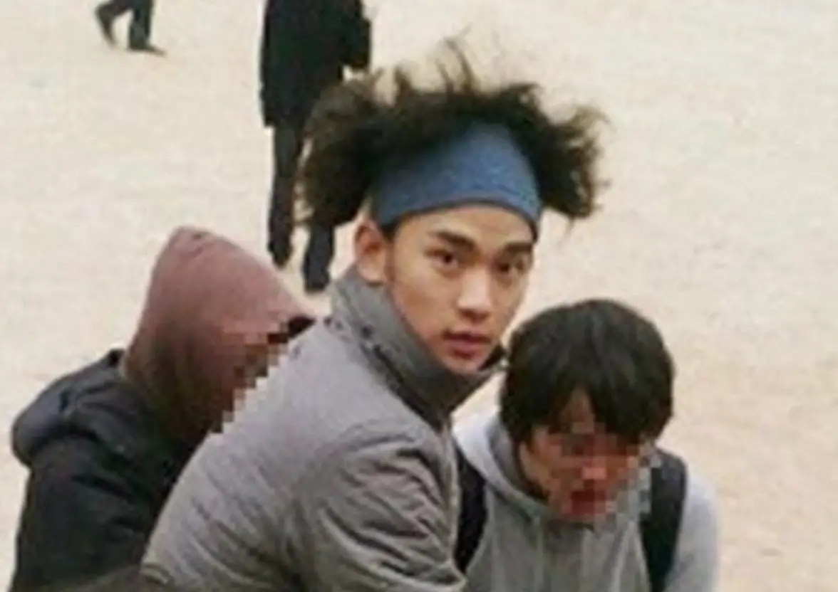 김수현- 부스스한 머리에 파랗고 두꺼운 머리띠를 하고 회색 자켓을 입은채 뒤를 돌아보는 김수현