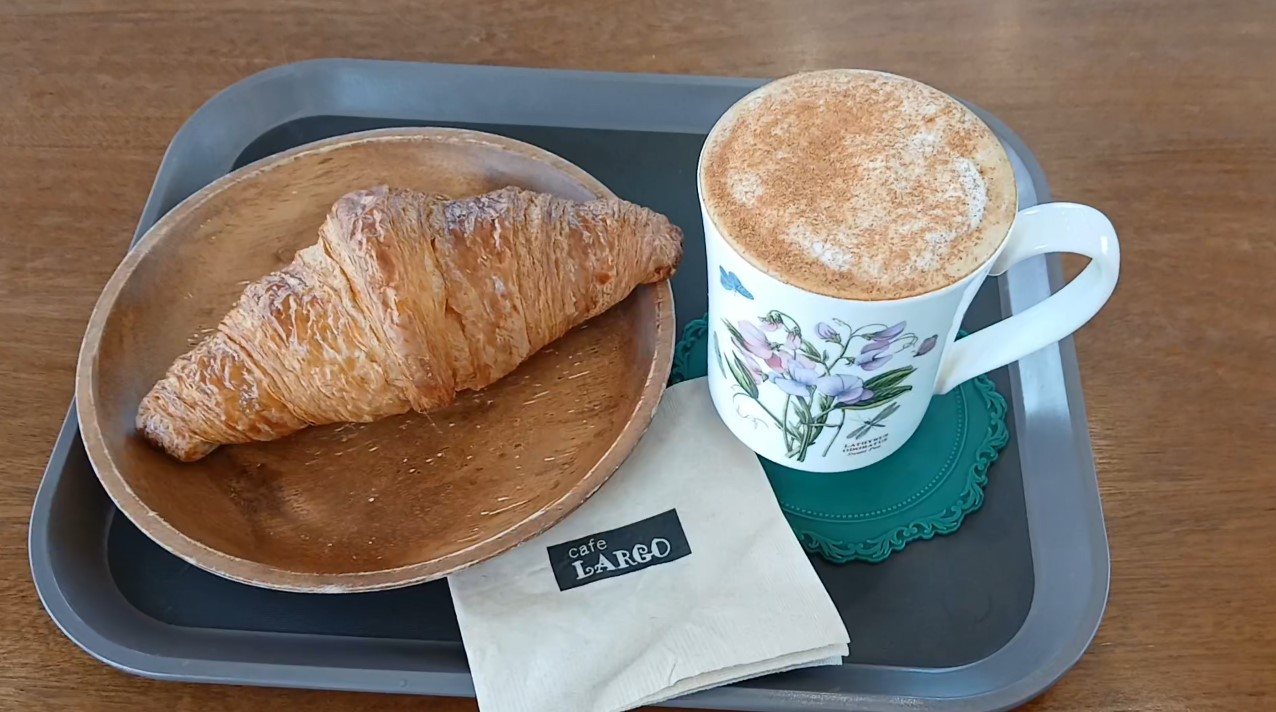 카페라르고의 담백한 카푸치노 고소한 크로와상