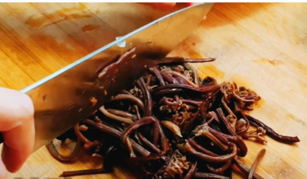 데친 고사리 자르기