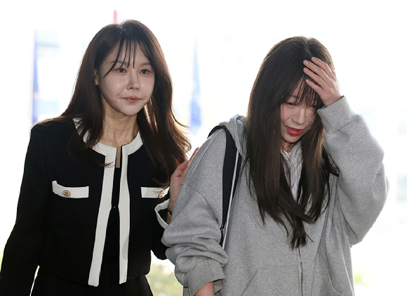 김세의 가로세로연구소 대표를 협박 등의 혐의로 고소한 유튜버 쯔양(본명 박정원, 오른쪽)이 16일 법률대리인 김태연 변호사와 함께 서울 강남구 강남경찰서에 출석하고 있다. [사진=연합뉴스]