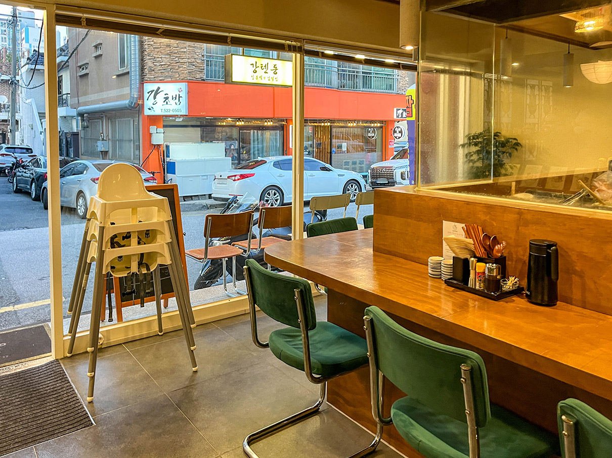 온천천 카페거리 강텐동 내부