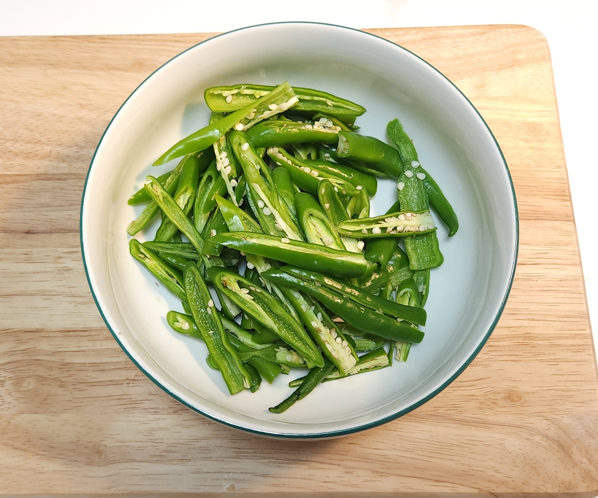 적당하게 썰어 놓은 고추를 보여주는 이미지