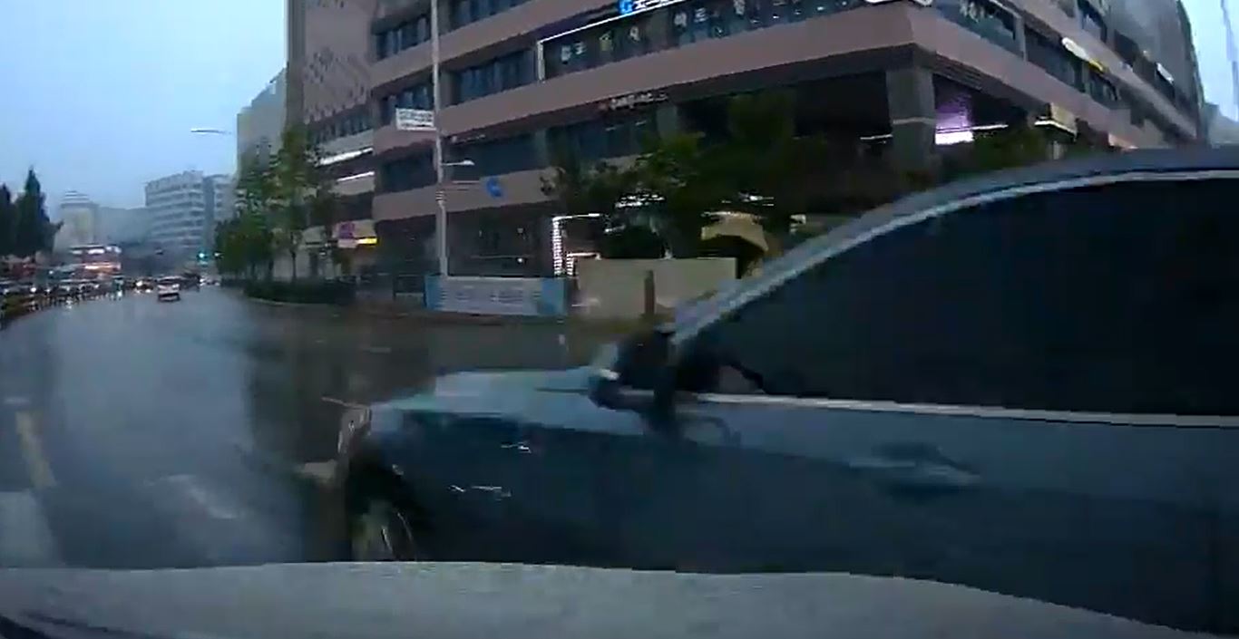 자동차-교통사고-장면-블랙박스-영상-캡처-이미지