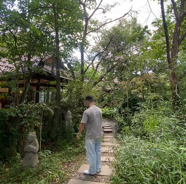 데일리룩(2025. 9. 14.)크림소다랩 스톤워싱 피그먼트 그레이화이트 반팔 티셔츠, 에러스익셉티드 데님팬츠 데미지진 무파진 연청바지, 오니츠카타이거 멕시코 실버, 카시오 실버