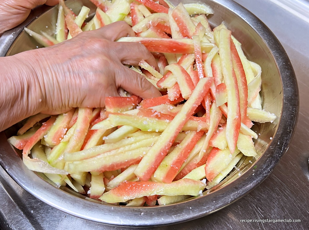 소금이 들어간 수박 껍질(흰살)를 손으로 버무리는 사진