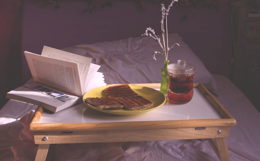 허브차의 종류 라벤더 차가 책상 위에 아침 식사와 함께 놓여 있다