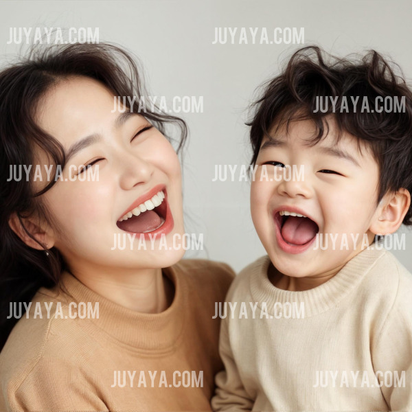 엄마와 아이가 나란히 앉아 밝게 웃고 있는 장면. 가정의 행복을 상징하는 이미지.