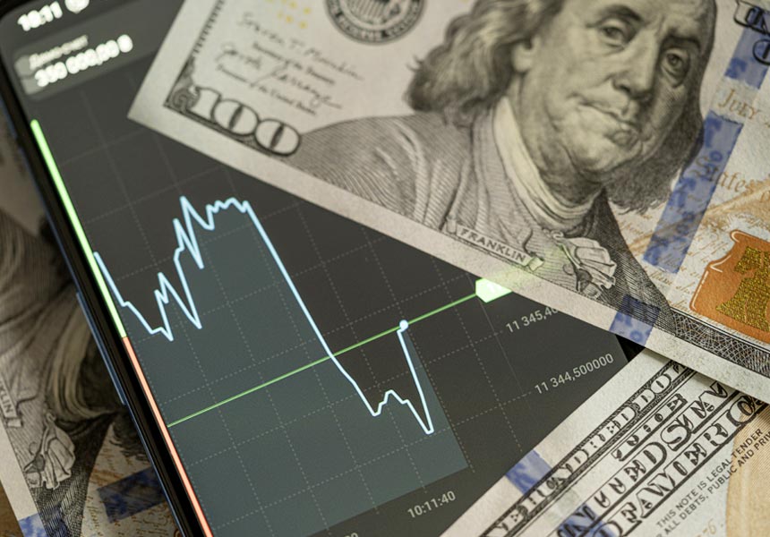 배당을 상징하는 미국 달러와 서류, 고배당주 투자 이미지