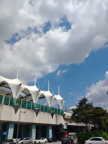 드넓은-바다-위의-흰-돛단배를-형상화한-아름다운-'월곶역'