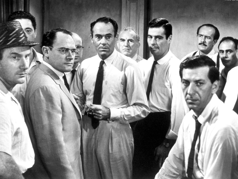 영화 12명의 성난 사람들에서 11명의 무죄 투표자들이 나머지 1명의 유죄 투표 사람을 바라보는 장면