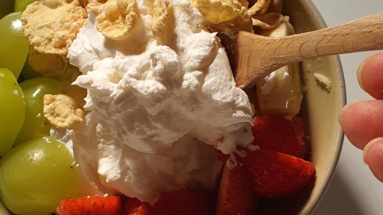 꾸덕한 요거트위에 과일과 시리얼 토핑된 모습