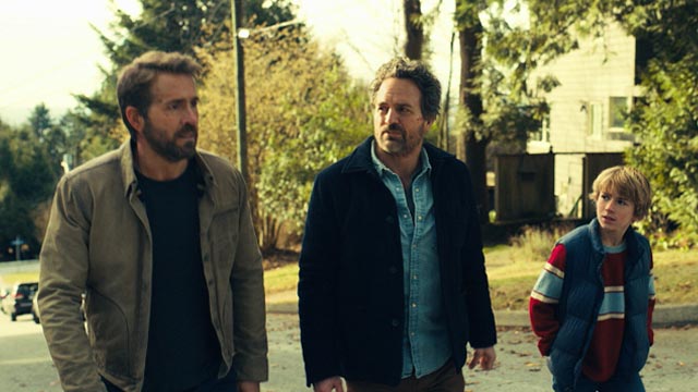 어른 애덤(라이언 레이놀즈)과 아버지 루이스(마크 러팔로)와 꼬마 애덤(워커 스코벨)이 걷고 있다.