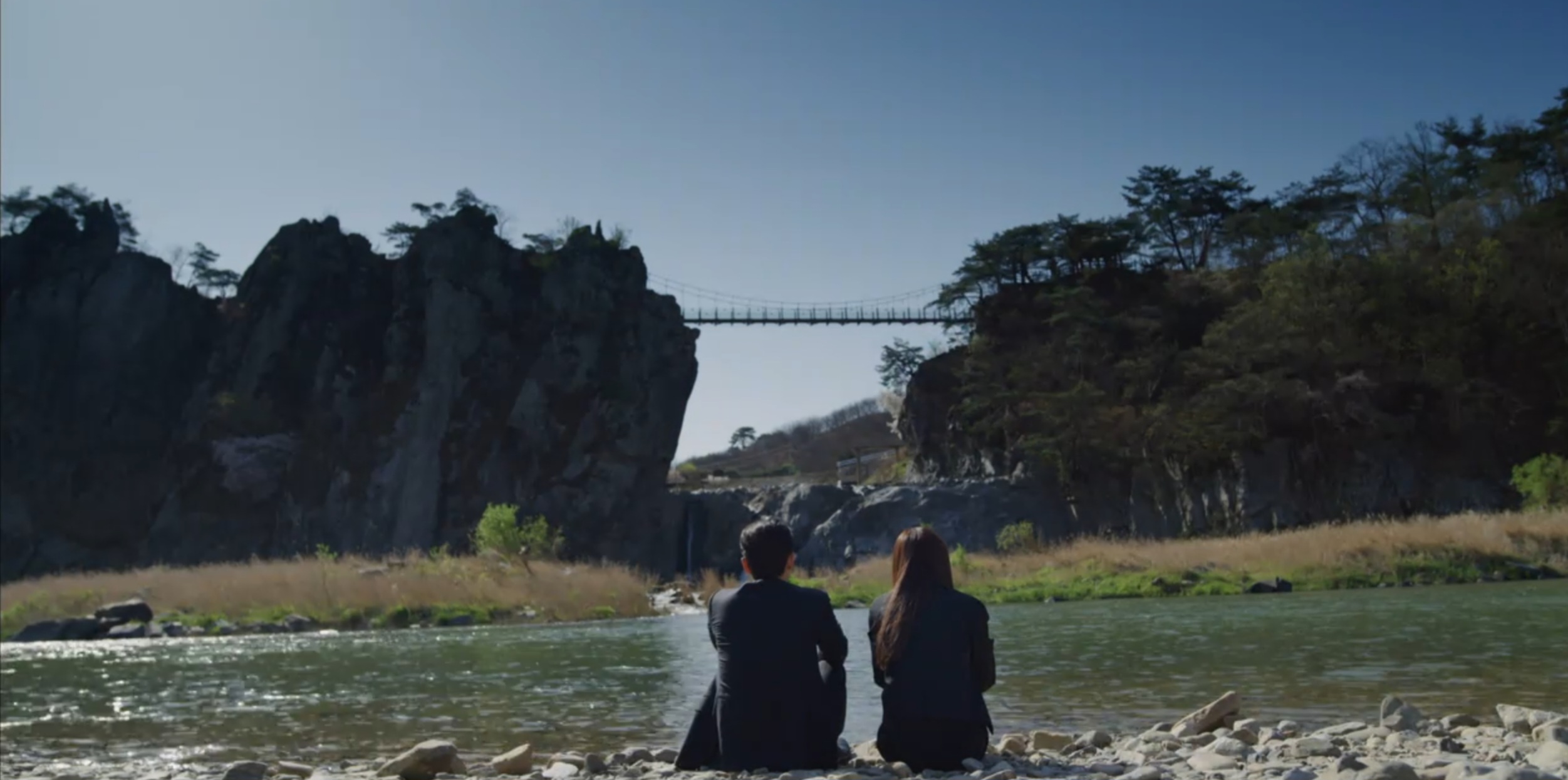빈센조 장면/ 두 주인공이 달천강을 앉아서 보고 있다