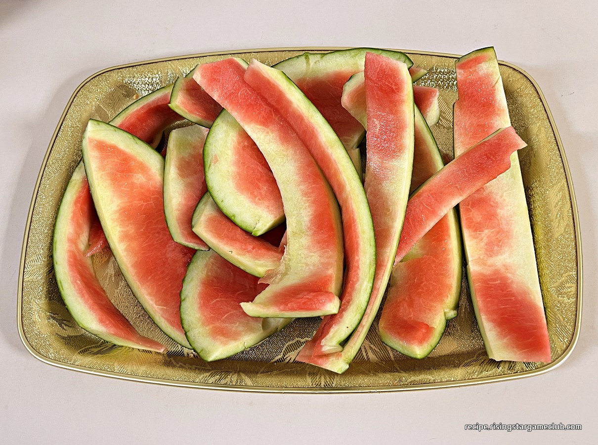 수박껍질(흰살) 무침에 들어갈 흰살과 껍질 부분 사진