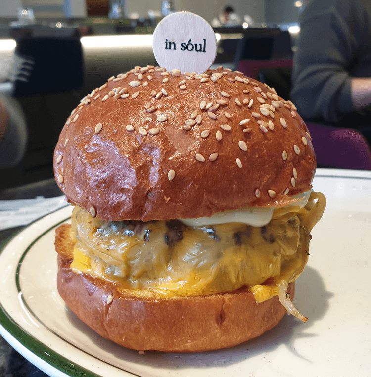 인소울의-소호버거는-한우패티와-아메리칸치즈가-들어가있다