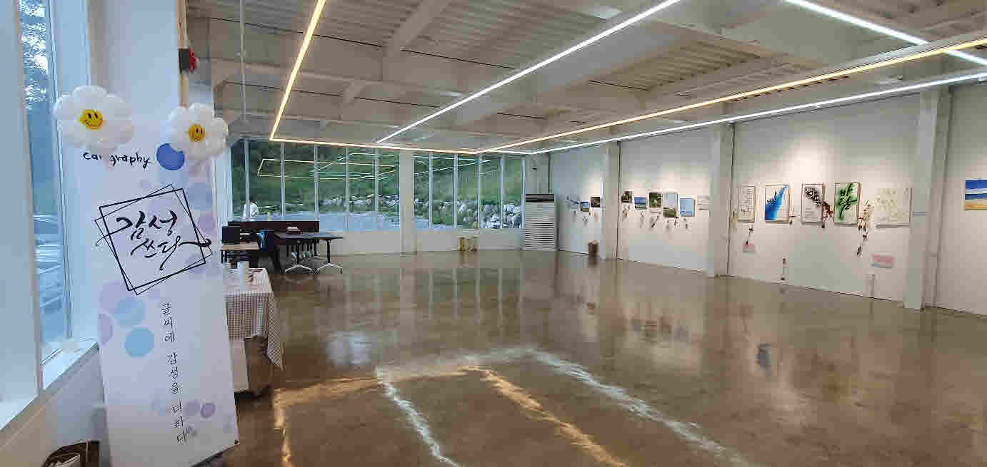 초록뿔언덕 카페 갤러리