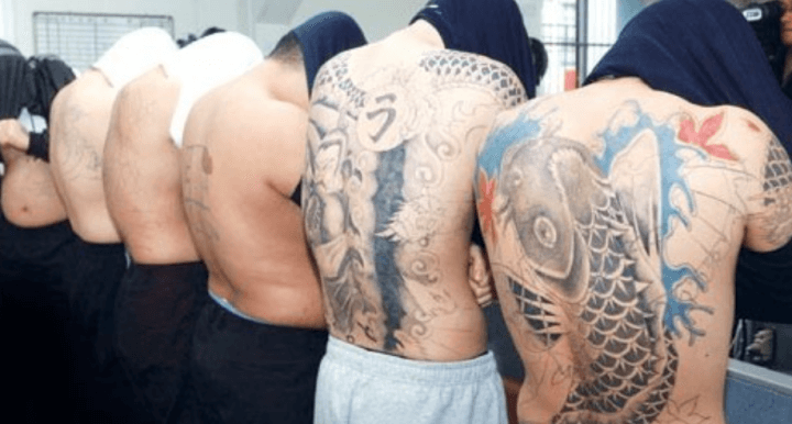 꼴망파-검거사진-문신-상위를-노출했다