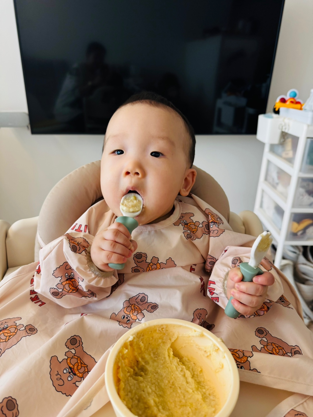이유식 스푼을 입에 넣고 자기주도 이유식을 즐기는 9개월 아기 찬솔이