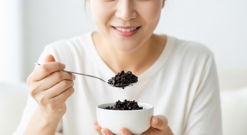 흑보리버섯 효소를 섭취하는 모습