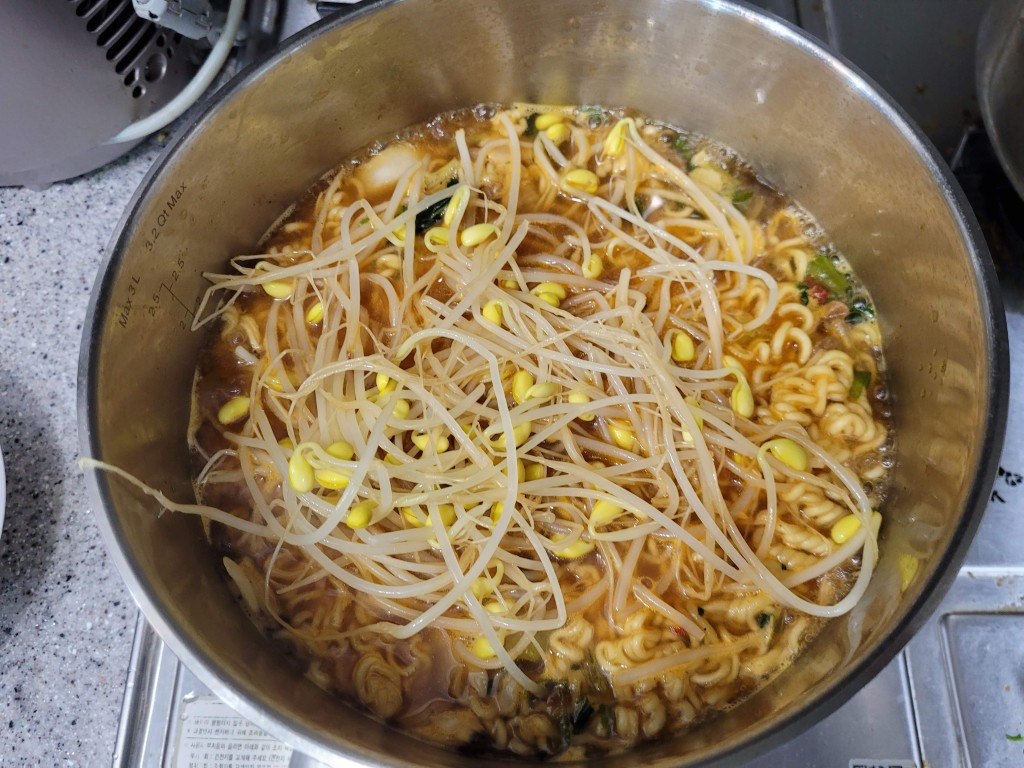 라면에 마지막으로 콩나물을 넣는 모습