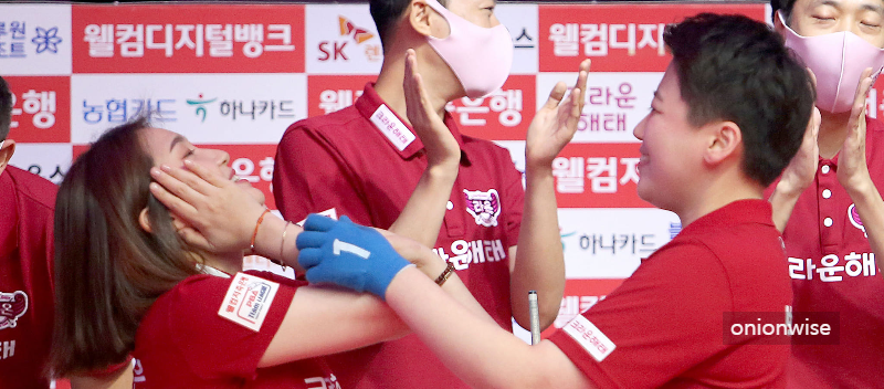 PBA팀리그 크라운해태 소속 백민주 당구선수가 팀원들과 함께 기뻐하는 모습