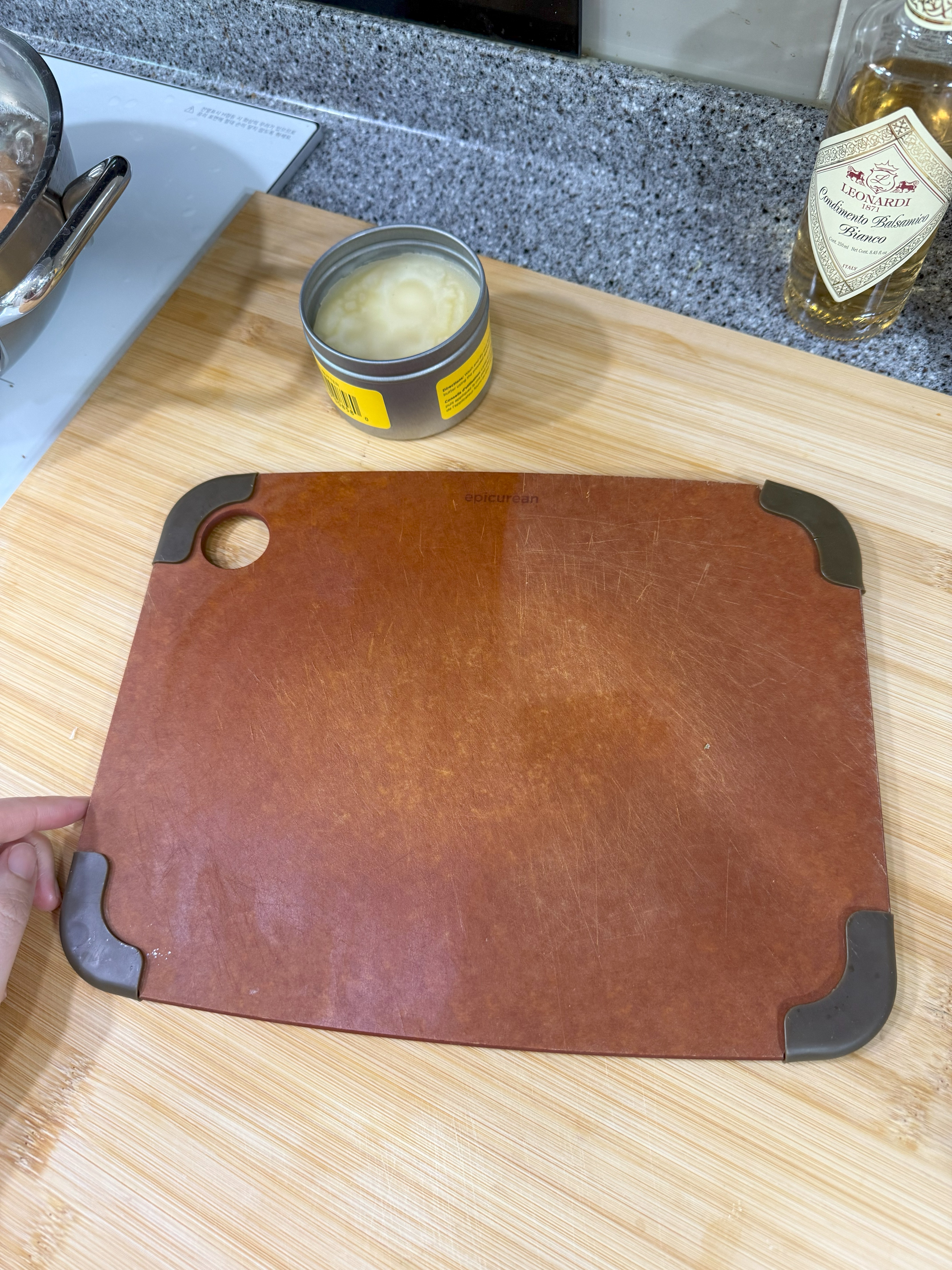 애피큐리언 도마에 보드버터를 반만 바른 모습