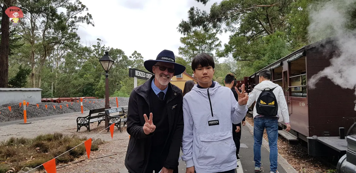 호주-멜버른-단데농-퍼핑-빌리에서-만난-전통-제복을-입고-있는-차장님