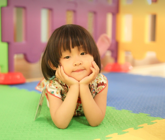 키즈카페에서 노는 모습