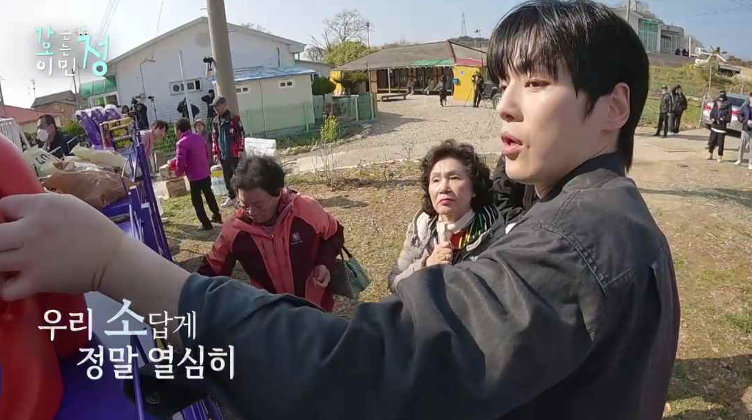 정남매 넷째 김정현 손님에게 물건을 건네는 장면에 우리 소답게 정말 열심히 자막이 있는 스틸컷 - 김정현은 일을 너무 열심히해서 소라는 별명을 얻음. 김정현들장씬에 소울음이 나옴