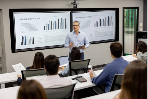커리큘럼 구성을 아차게 만들고 수업하는 장면