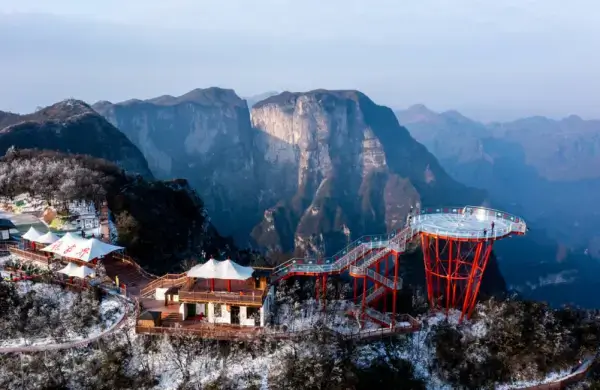 칠성산의-눈-내린-풍경과-하늘을-향해-솟아-있는-듯한-투명한-유리-전망대