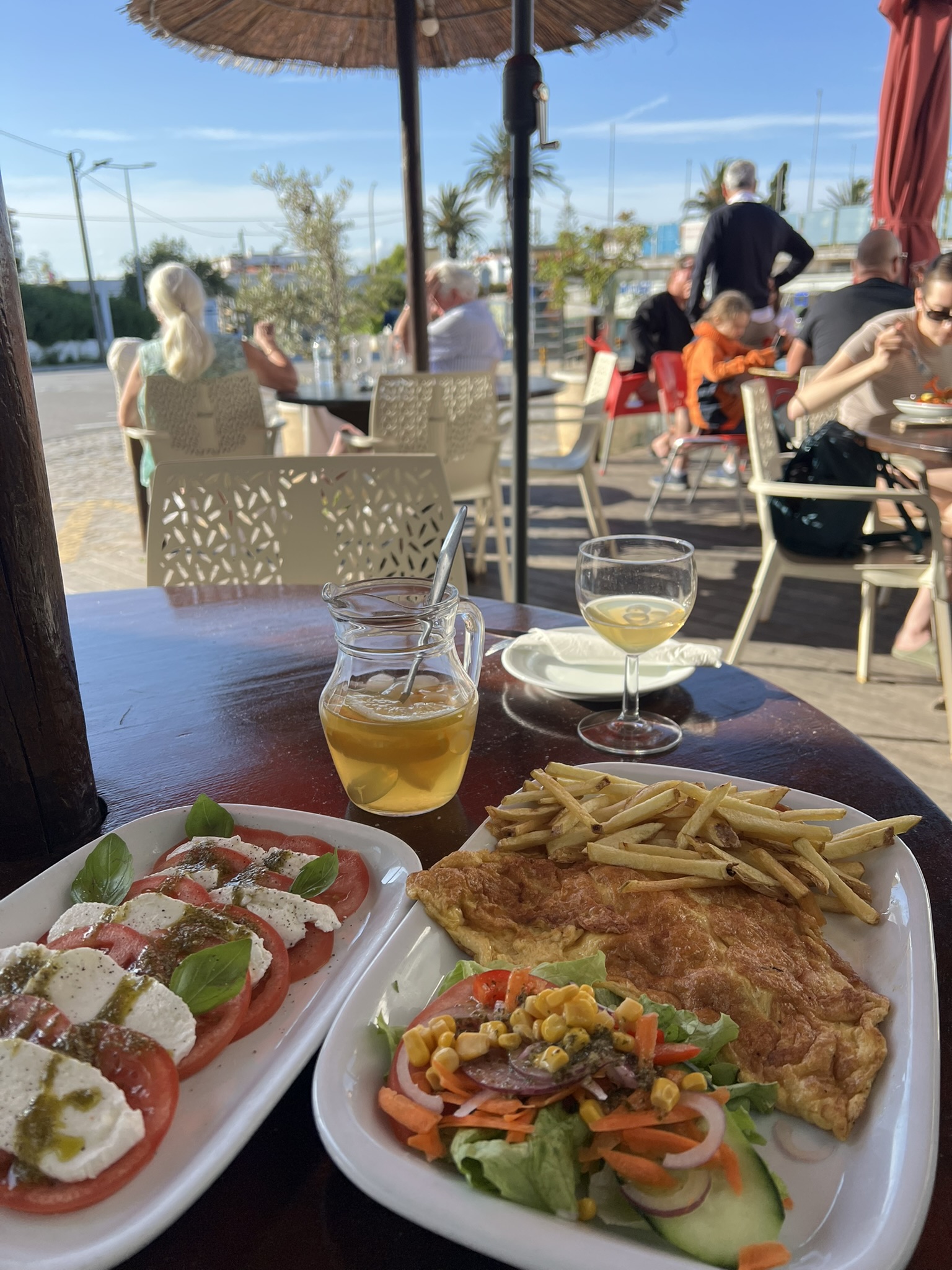 샹그리아와 맥주 카프리제 생선튀김 사진