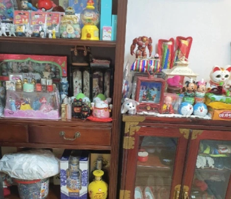 천궁만신 선생님 신당의 책장