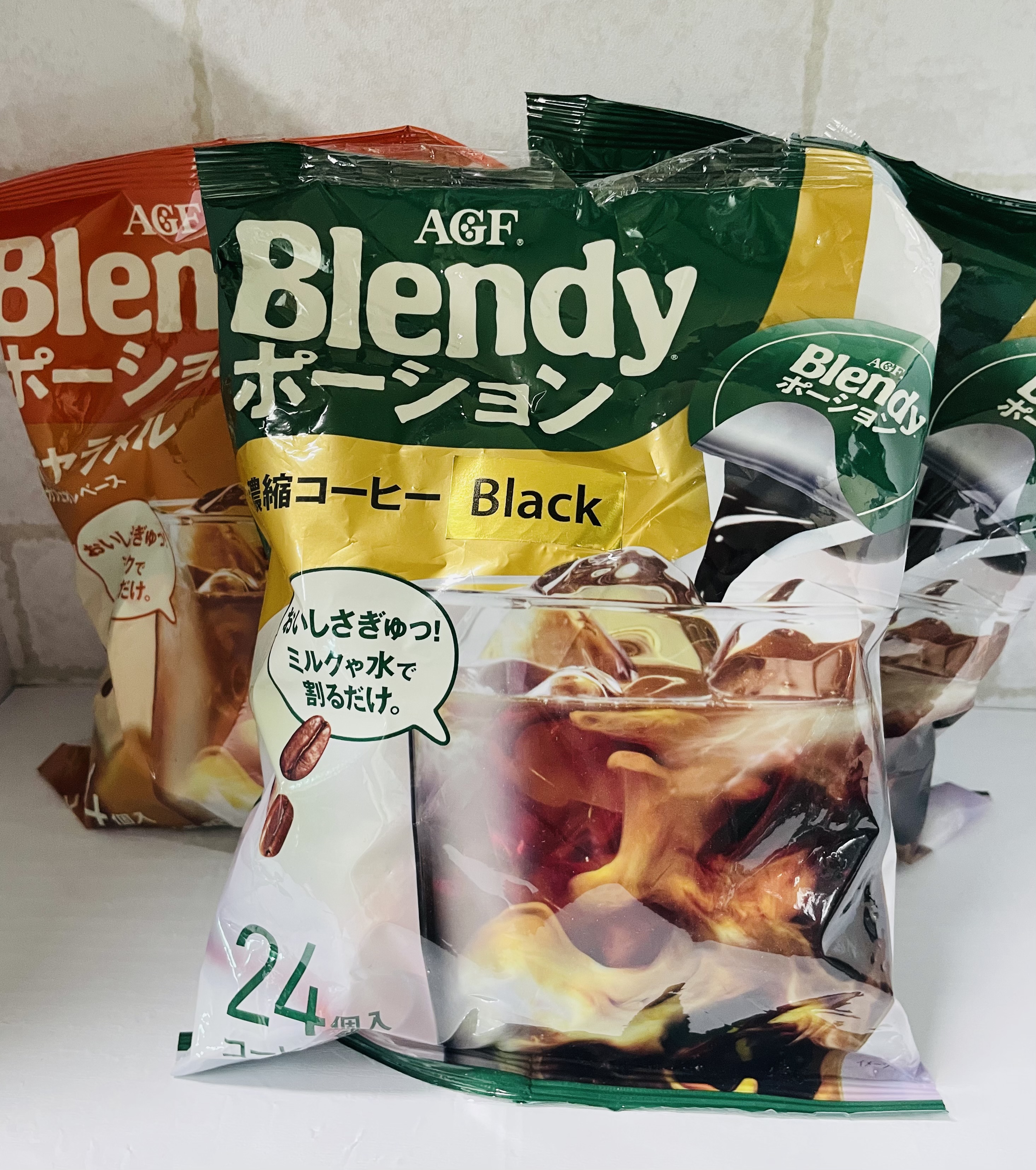 제가 찍은 블랜디 포션커피 캬라멜과 블랙 맛의 사진입니다.