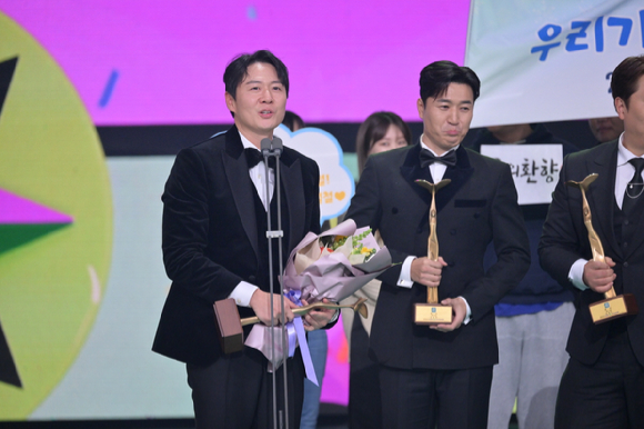 '2023 KBS 연예대상'에서 소감을 발표 중인 배우 연정훈 [사진=KBS ]