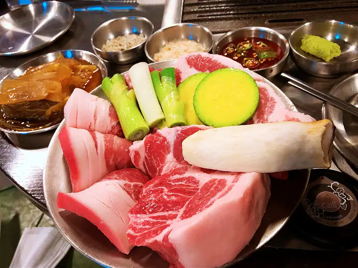 생방송오늘저녁 은평구 녹번역 월 매출 9천만원 모둠 돼지 구이 & 김치말이 국수 이겹살 맛집 추천