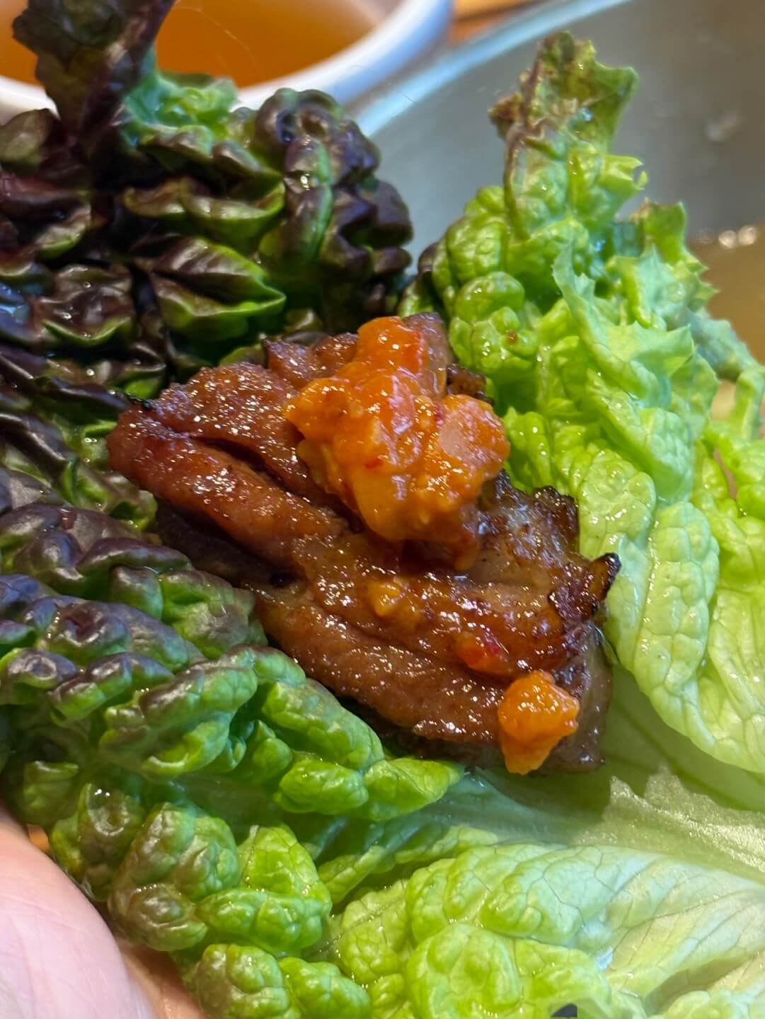 천지연 돼지갈비 쌈 채소와 함께 먹는 모습