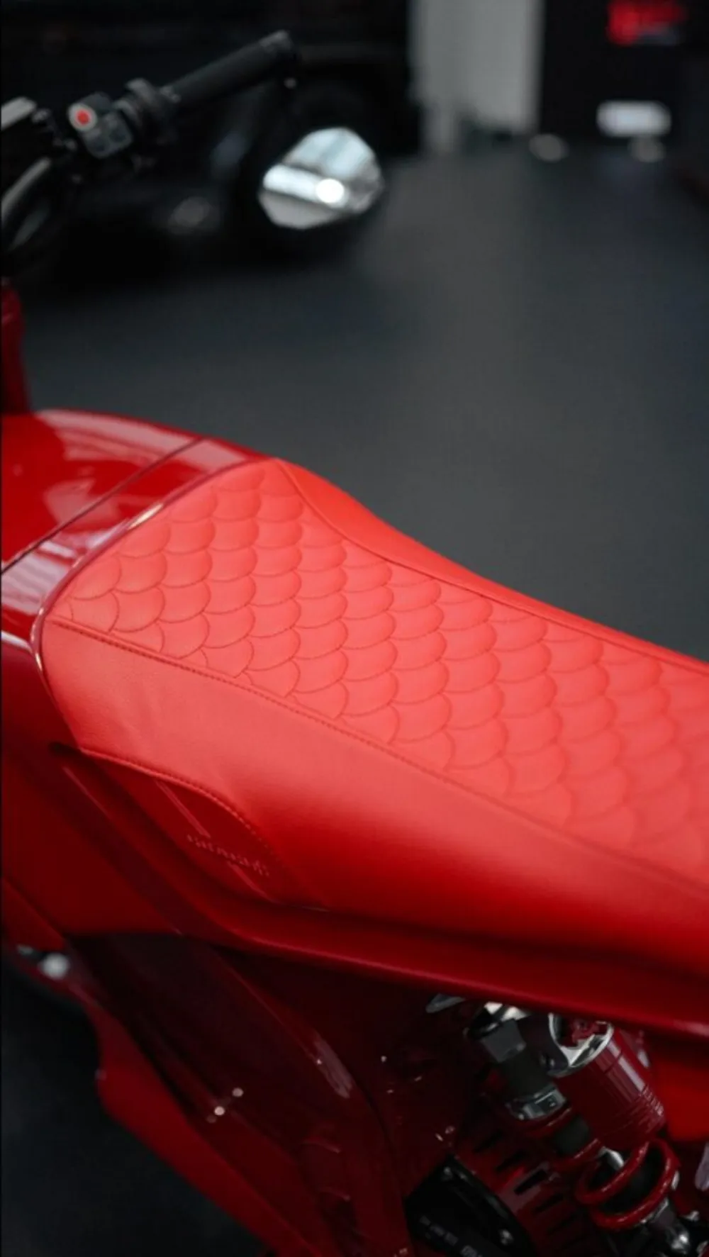 브라부스 어반 E 퍼스트 에디션 퓨전 레드 알칸타라 시트