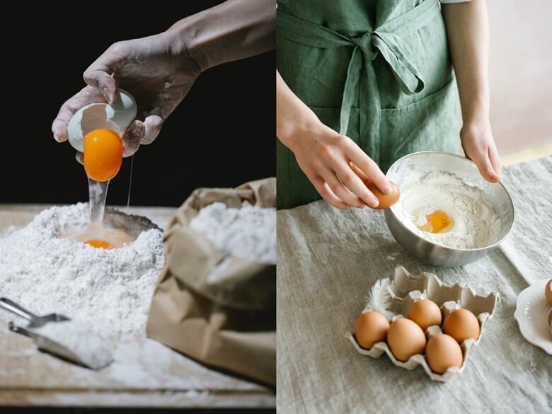 왼쪽은 오른손으로 엄지와 검지를 이용해서 흰달걀을 쪼개서 밀가루 위에 떨어트리는 사진이며 오른쪽은 밀가루가 있는 둥근 철그릇에 오른손으로 갈색 달걀을 그릇 위쪽 끝부분에 부딪치는 모습이 있는 사진